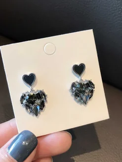 Discount Retro Stage Black Diamond Heart Earrings