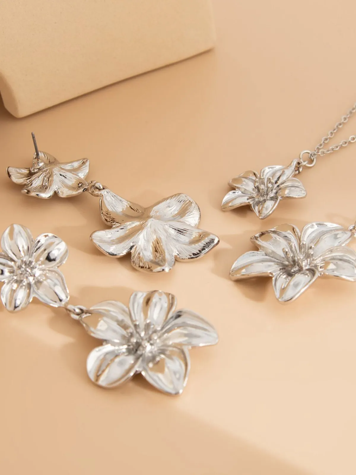 Online Retro Stage Floral Double Clavicle Necklace & Earrings Set