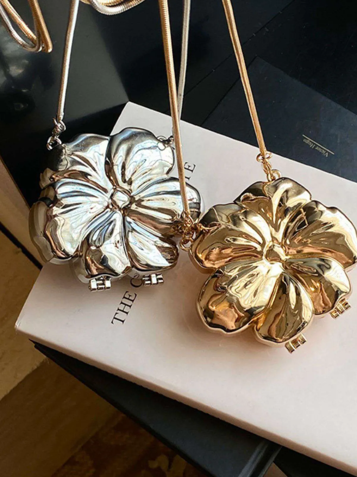 Sale Retro Stage Flower Shape Alloy Chain Mini Bag
