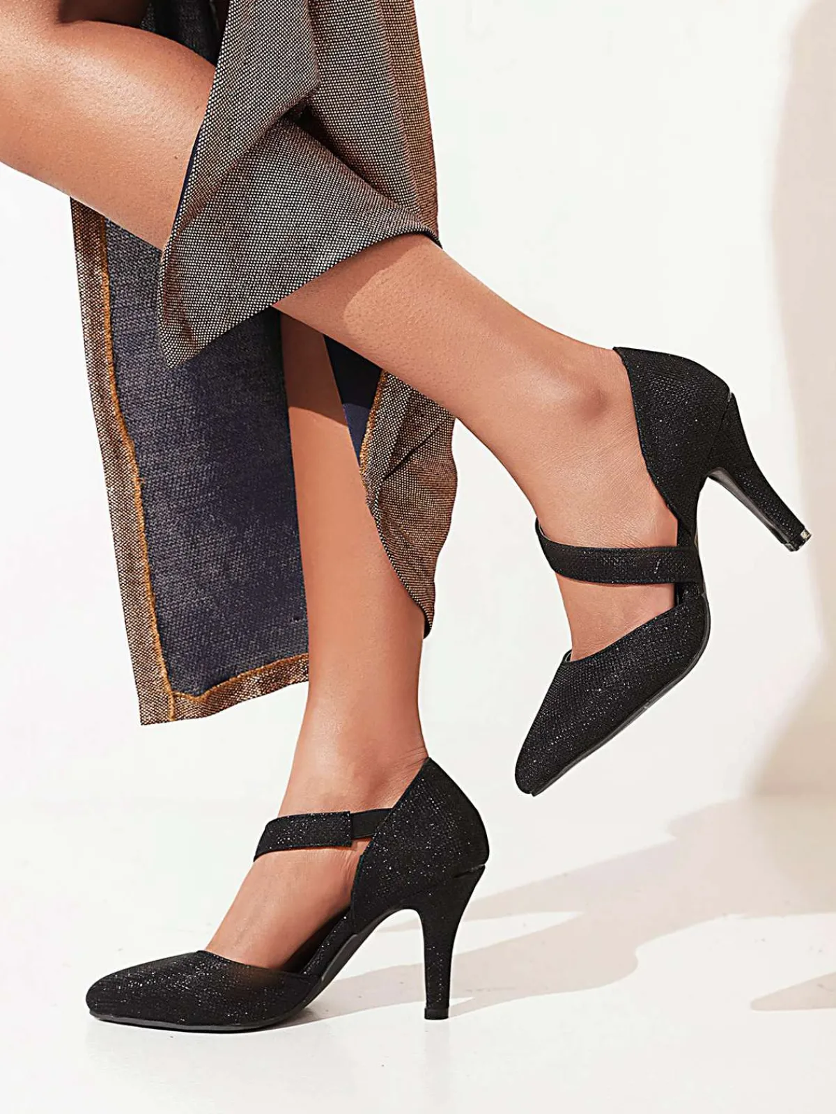 Fashion Retro Stage Pointed Toe Glitter Oblique Strap High Heels