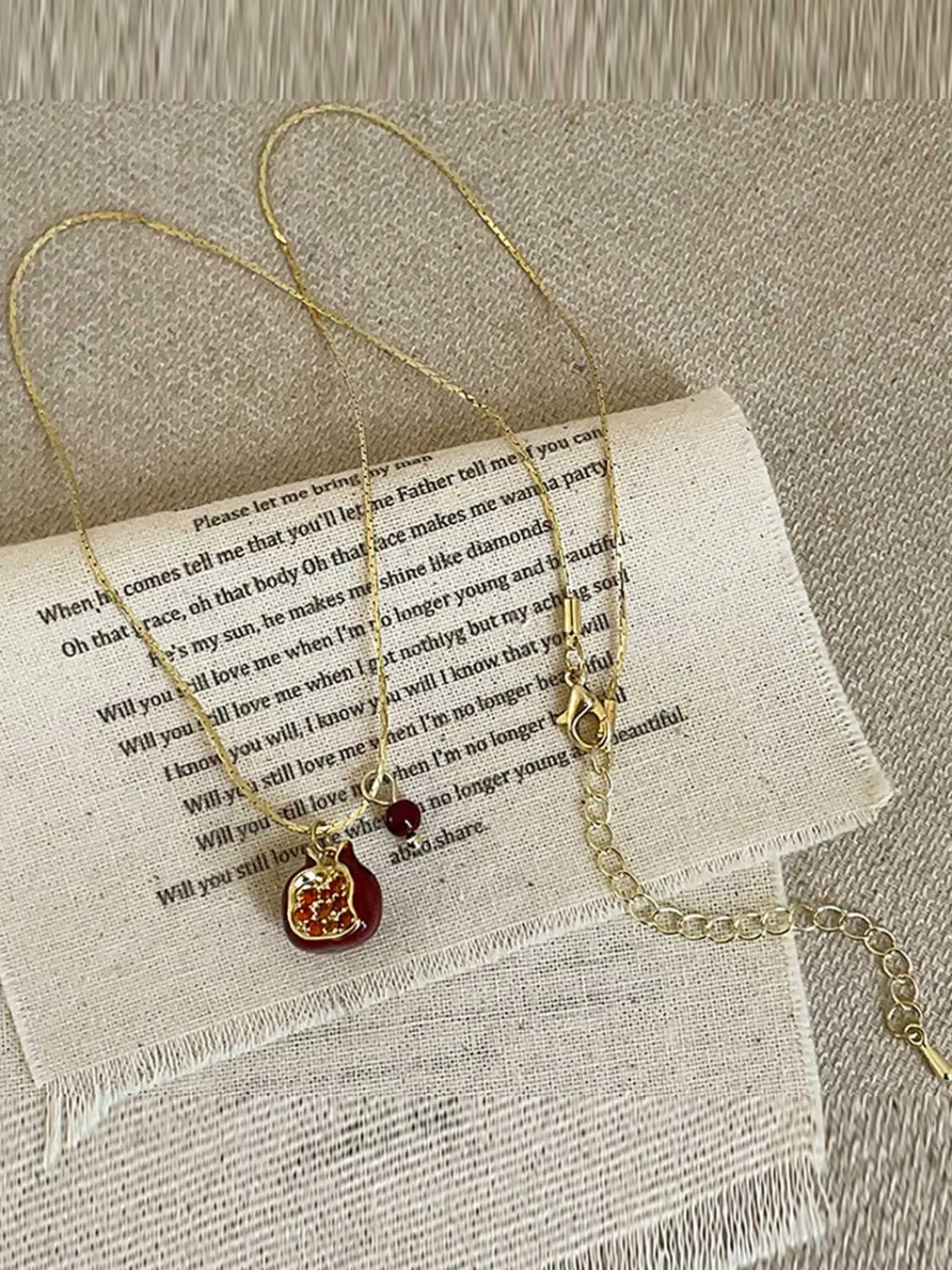 New Retro Stage Red Pomegranate Pendant Necklace