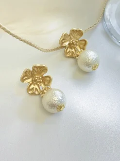 Fashion Retro Stage Retro Alloy Flower Pearl Earrings