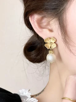 Fashion Retro Stage Retro Alloy Flower Pearl Earrings