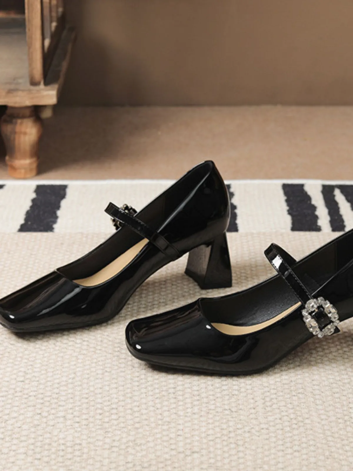 Fashion Retro Stage Retro Glossy Leather Chunky Heel Shoes