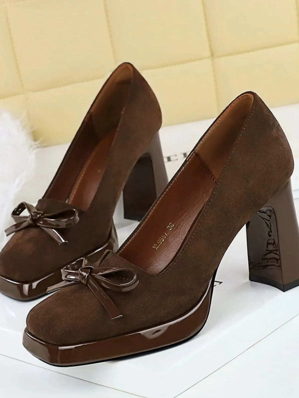 Discount Retro Stage Retro Suede Bowknot Chunky High Heels