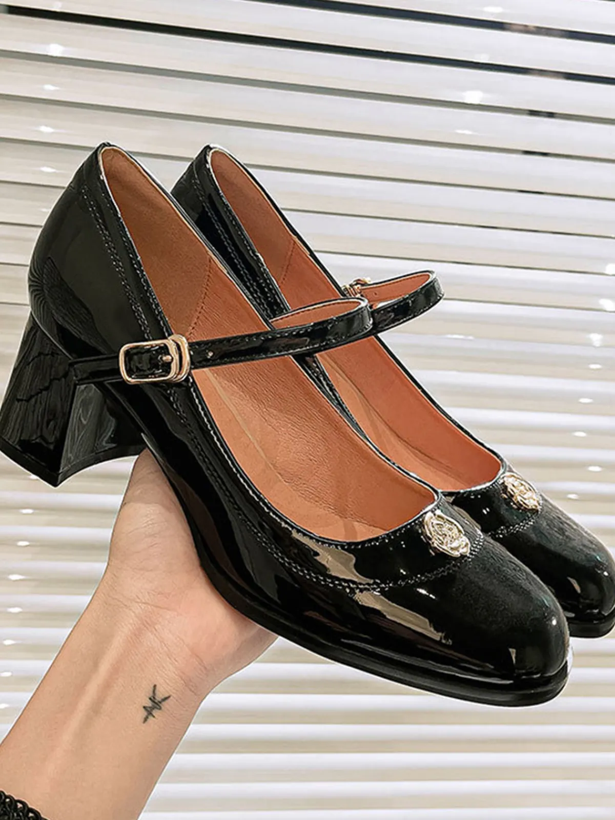 Fashion Retro Stage Round Toe Patent Leather Mid-Heeled Shoes