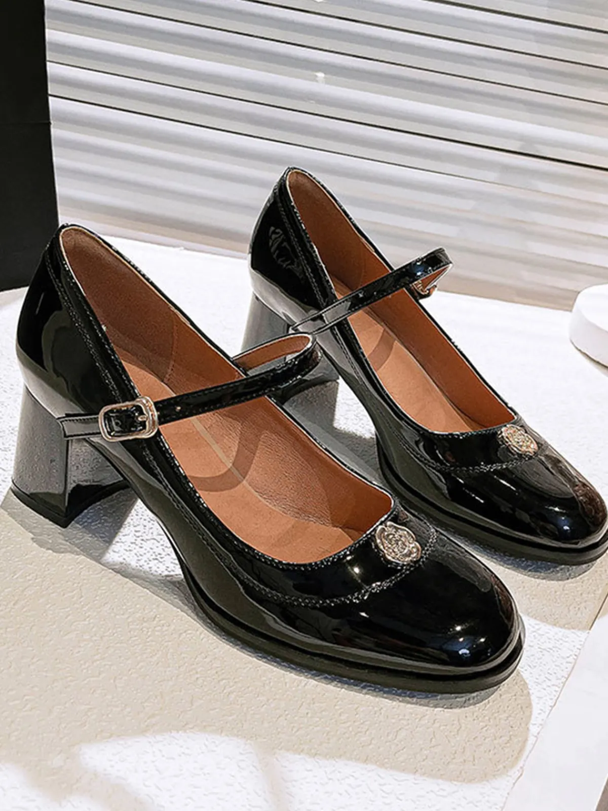 Fashion Retro Stage Round Toe Patent Leather Mid-Heeled Shoes