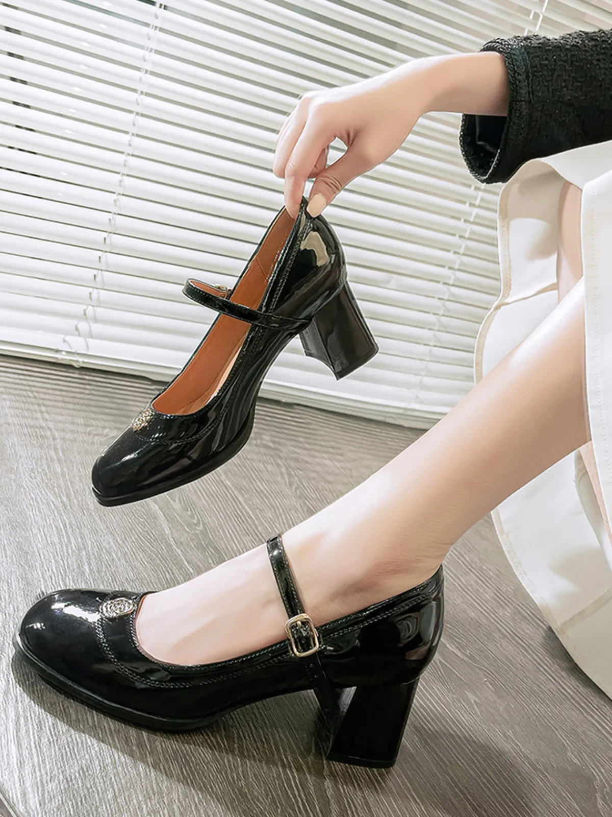 Fashion Retro Stage Round Toe Patent Leather Mid-Heeled Shoes