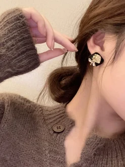 Online Retro Stage Vintage Black & Gold Cubic Flower Earrings