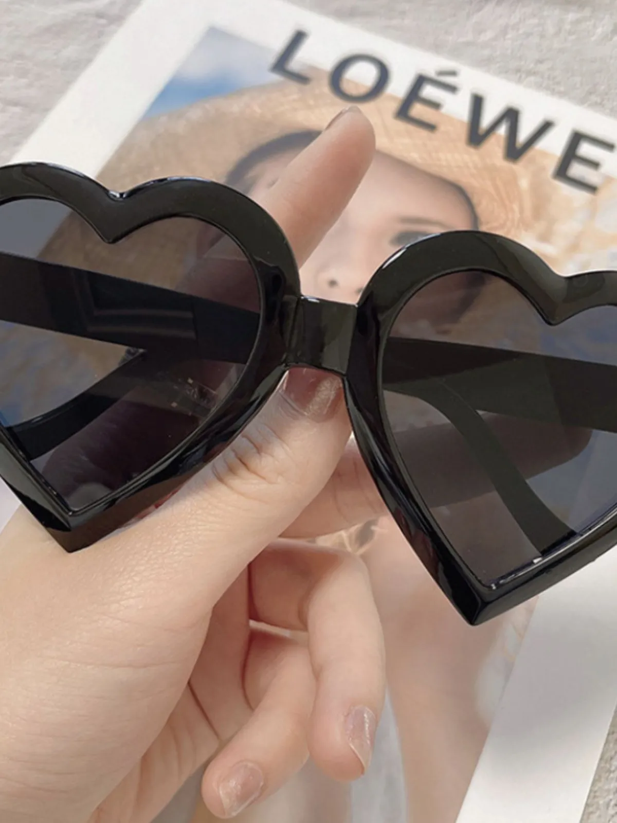 Outlet Retro Stage Vintage Curved Heart Frame Sunglasses