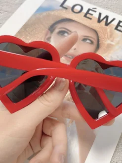 Outlet Retro Stage Vintage Curved Heart Frame Sunglasses
