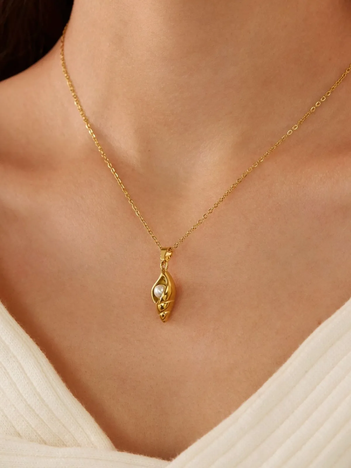 Online Retro Stage Vintage Golden Conch Pearl Necklace