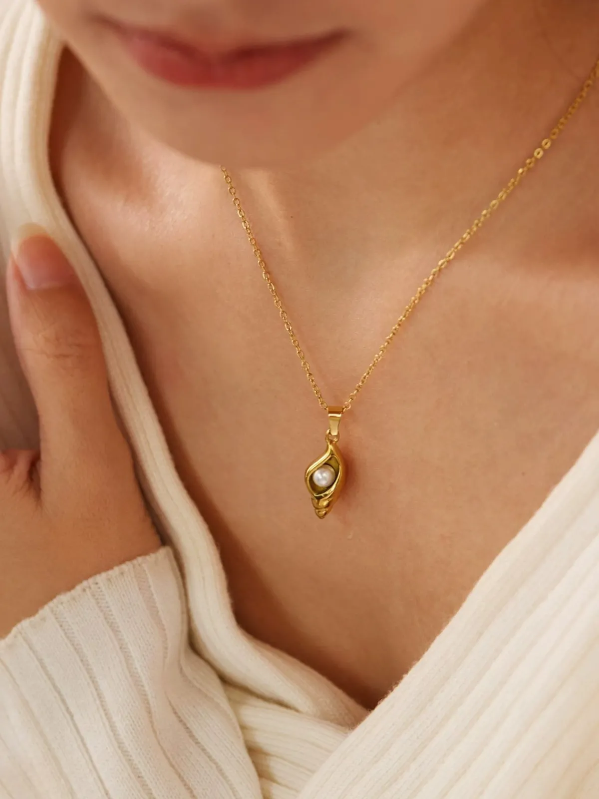Online Retro Stage Vintage Golden Conch Pearl Necklace