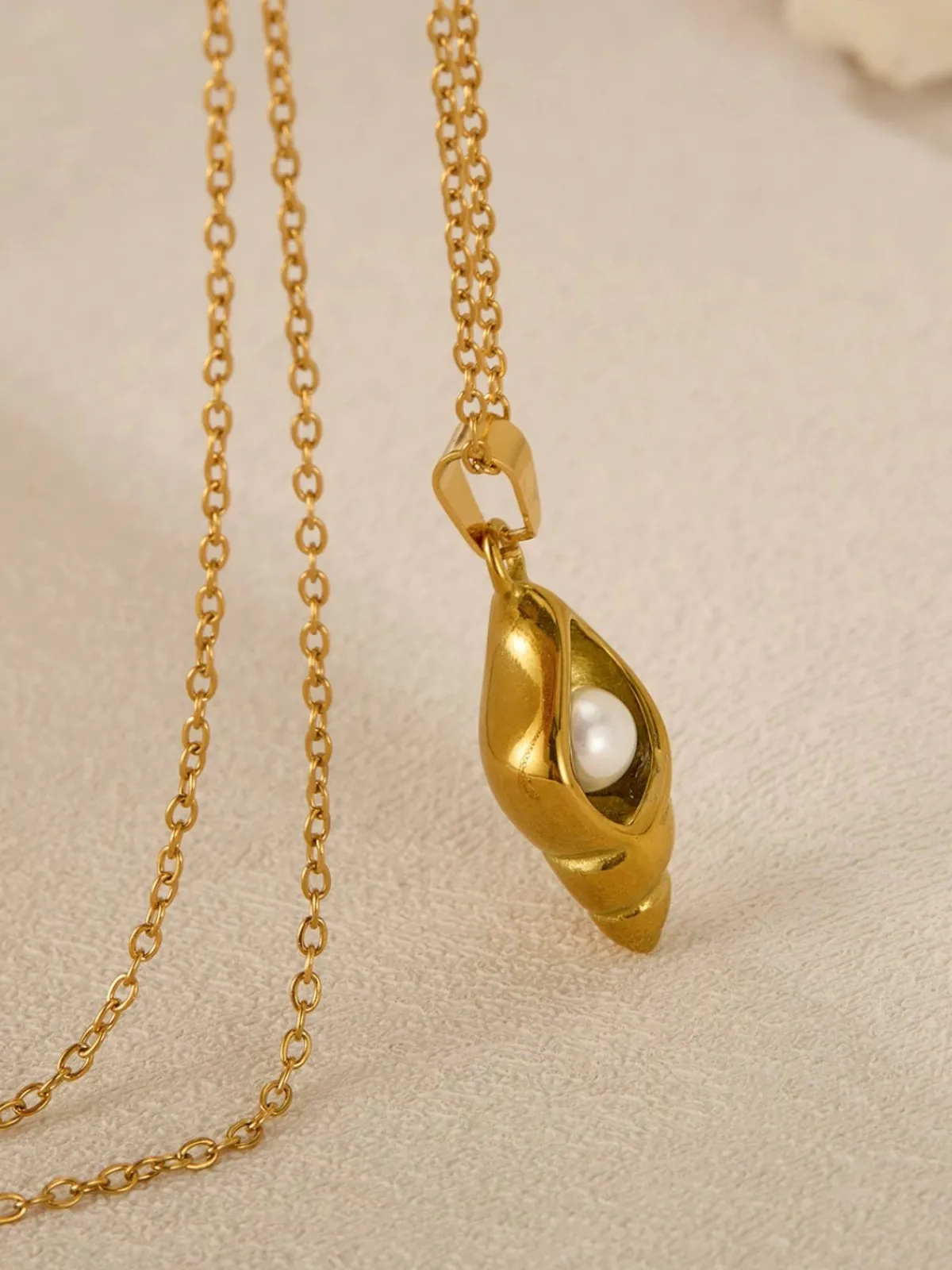 Online Retro Stage Vintage Golden Conch Pearl Necklace