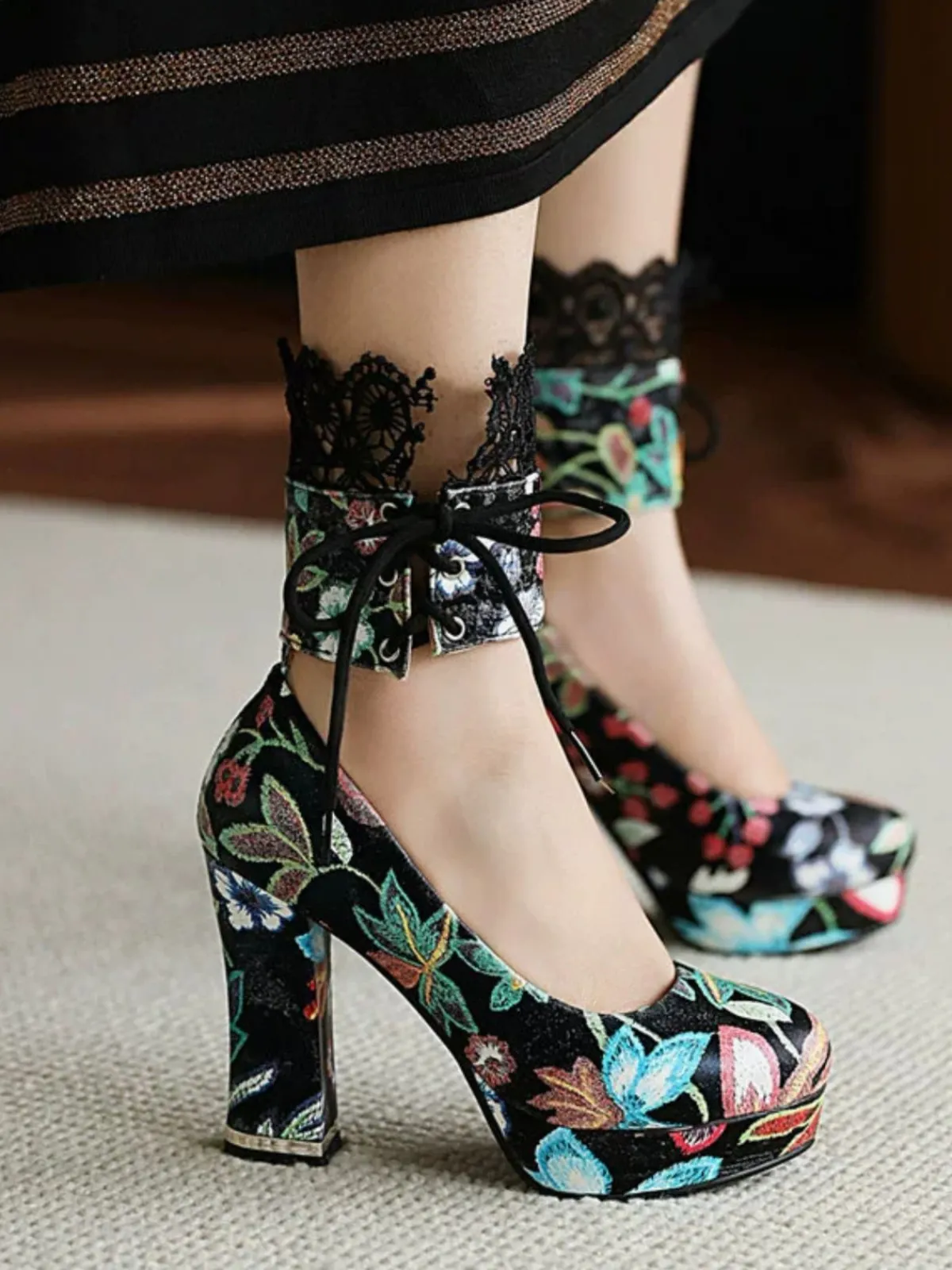 Best Retro Stage Vintage Lace-Up Embroidered Floral High Heels