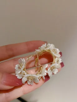 Online Retro Stage White 3D-Flower Pearl Earrings